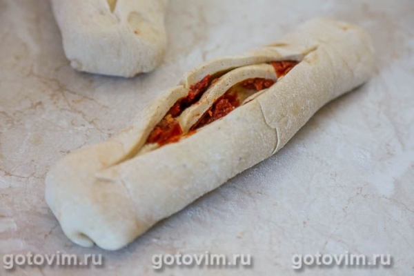 Батон с вялеными помидорами и розмарином Батон с вялеными помидорами и розмарином
