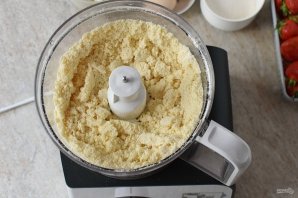 Пирог с клубникой и творогом