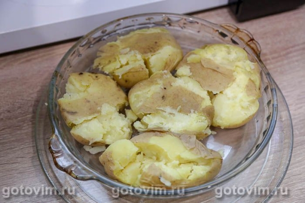 Мятая картошка в мундире с чесноком и сыром в микроволновке Мятая картошка в мундире с чесноком и сыром в микроволновке