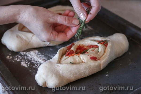 Батон с вялеными помидорами и розмарином Батон с вялеными помидорами и розмарином