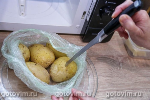 Мятая картошка в мундире с чесноком и сыром в микроволновке Мятая картошка в мундире с чесноком и сыром в микроволновке