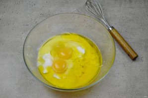Заливной пирог с черемшой и яйцом