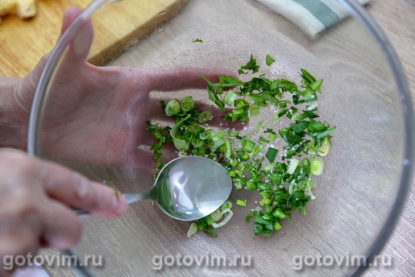 Овощной салат с редисом, огурцом, моцареллой и омлетом