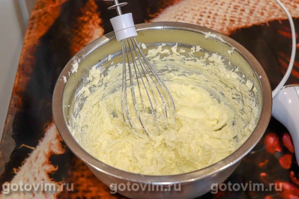 Бисквитный рулет с кремом из сгущенки и клубникой