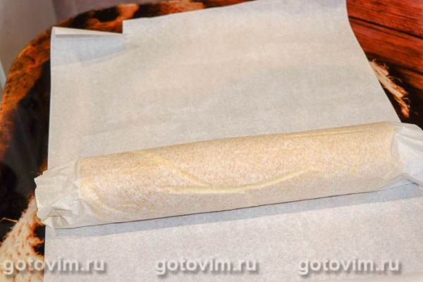 Бисквитный рулет с кремом из сгущенки и клубникой