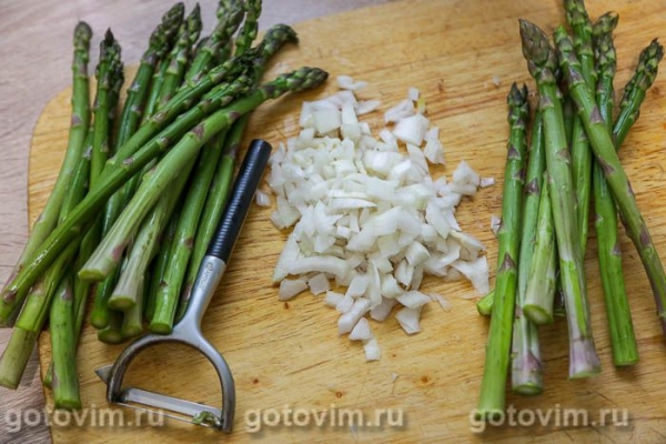Свинина, жаренная с зелёной спаржей и макаронами в мультиварке