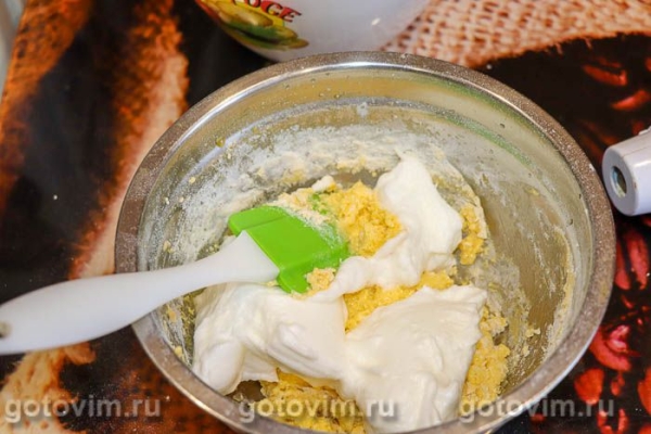 Бисквитный рулет с кремом из сгущенки и клубникой