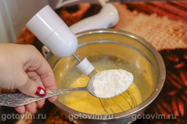 Бисквитный рулет с кремом из сгущенки и клубникой