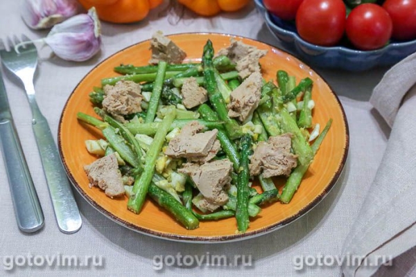 Тёплый салат из спаржи, яиц и паштета Тёплый салат из спаржи, яиц и паштета