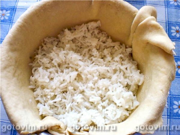 Пирог с начинкой из печени трески, риса, яиц и зелёного лука