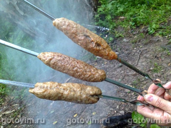Котлеты на шампурах на мангале (вариант люля-кебаба) Котлеты на шампурах на мангале (вариант люля-кебаба)
