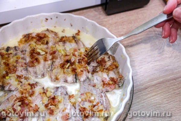 Филе иваси с луком и беконом в микроволновке Филе иваси с луком и беконом в микроволновке