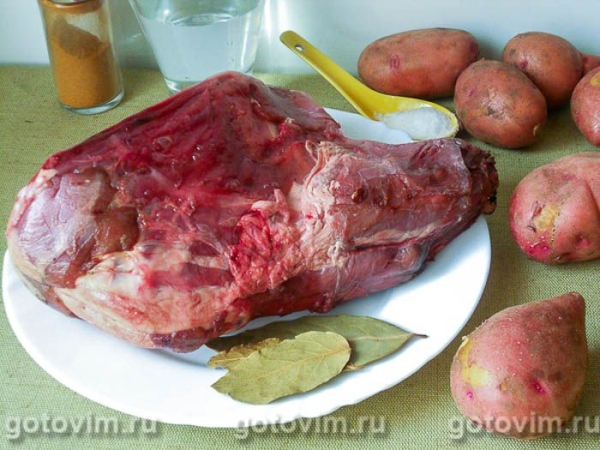 Мясо молодого козленка, тушеное с картофелем 