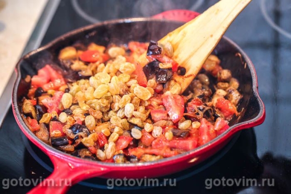Стейки из лосося с пряными баклажанами с изюмом Стейки из лосося с пряными баклажанами с изюмом