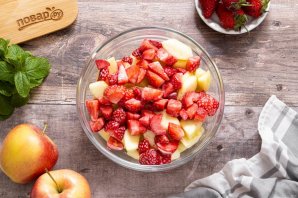 Пирог с яблоками и клубникой Пирог с яблоками и клубникой