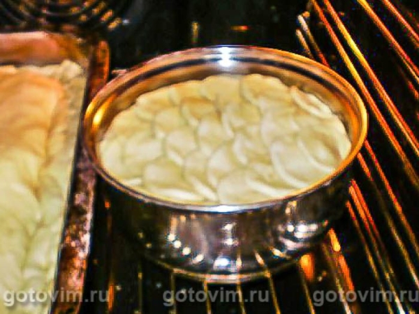 Пирог с начинкой из печени трески, риса, яиц и зелёного лука