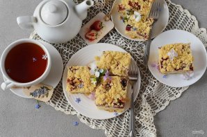 Пирог с клубникой и творогом
