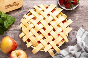 Пирог с яблоками и клубникой Пирог с яблоками и клубникой