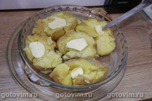 Мятая картошка в мундире с чесноком и сыром в микроволновке Мятая картошка в мундире с чесноком и сыром в микроволновке