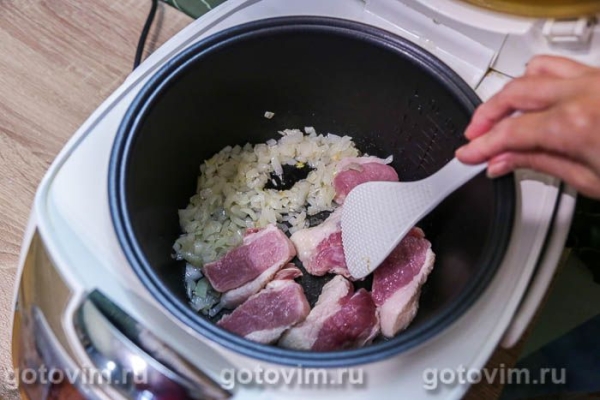 Свинина, жаренная с зелёной спаржей и макаронами в мультиварке