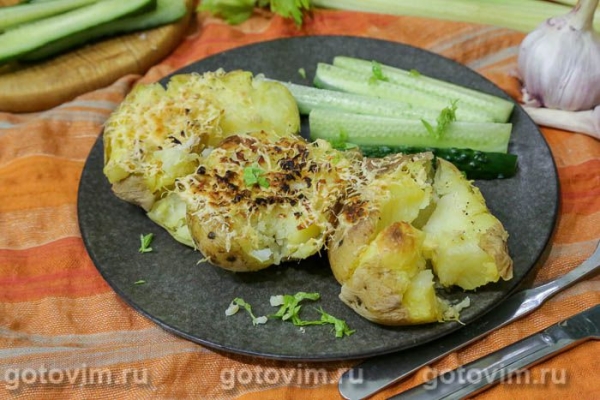 Мятая картошка в мундире с чесноком и сыром в микроволновке Мятая картошка в мундире с чесноком и сыром в микроволновке