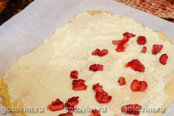 Бисквитный рулет с кремом из сгущенки и клубникой