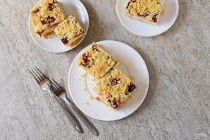 Пирог с клубникой и творогом