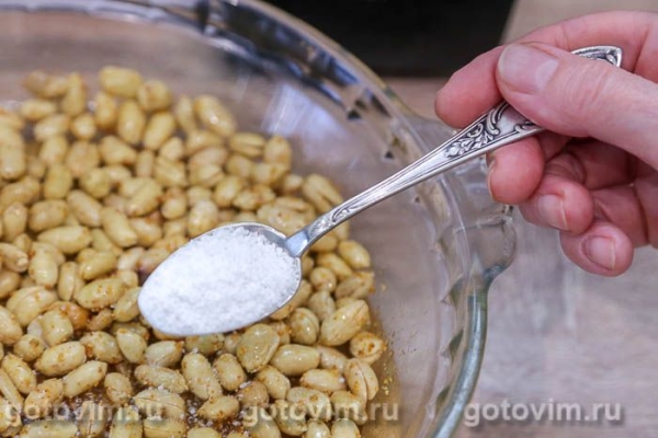 Солёный арахис с чесноком и копченой паприкой в микроволновке Солёный арахис с чесноком и копченой паприкой в микроволновке