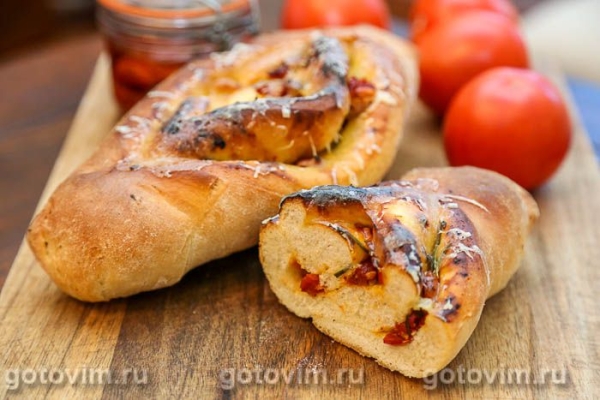 Батон с вялеными помидорами и розмарином Батон с вялеными помидорами и розмарином