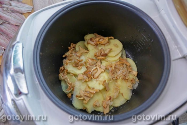 Запеканка из салаки, картофеля и лисичек в мультиварке Запеканка из салаки, картофеля и лисичек в мультиварке