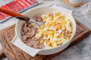 Салат из крабовых палочек и печени трески Салат из крабовых палочек и печени трески