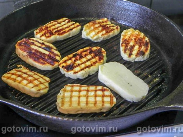 Летний вегосалат из перловки с сыром халуми и фасолевым кремом