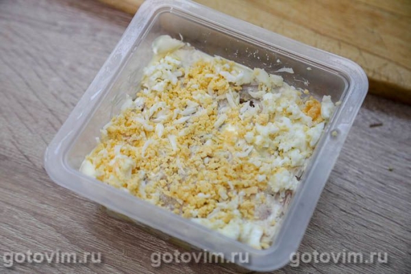 Слоеный салат из копченой скумбрии с картофелем и свежим огурцом Слоеный салат из копченой скумбрии с картофелем и свежим огурцом