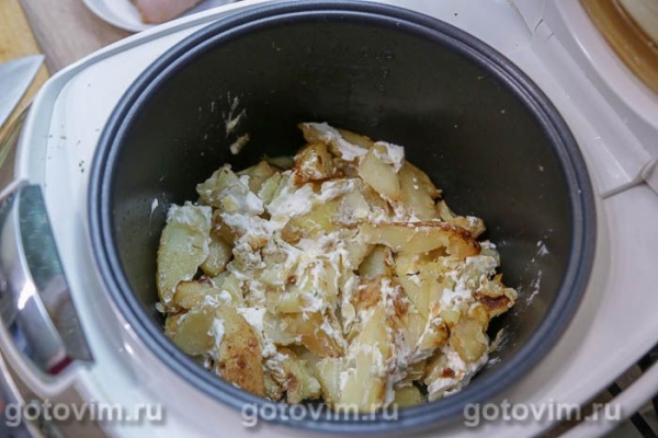 Молодой картофель дольками в мультиварке с чесноком, розмарином и каймаком