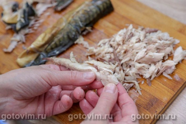 Слоеный салат из копченой скумбрии с картофелем и свежим огурцом Слоеный салат из копченой скумбрии с картофелем и свежим огурцом