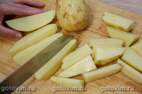 Молодой картофель дольками в мультиварке с чесноком, розмарином и каймаком