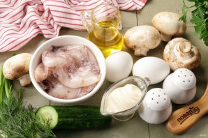 Салат с кальмаром, огурцом и грибами Салат с кальмаром, огурцом и грибами