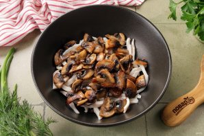 Салат с кальмаром, огурцом и грибами Салат с кальмаром, огурцом и грибами
