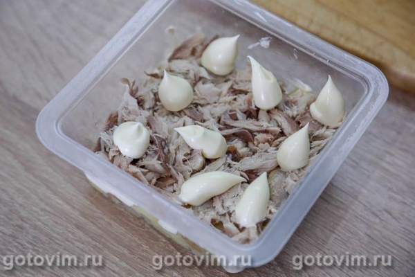 Слоеный салат из копченой скумбрии с картофелем и свежим огурцом Слоеный салат из копченой скумбрии с картофелем и свежим огурцом