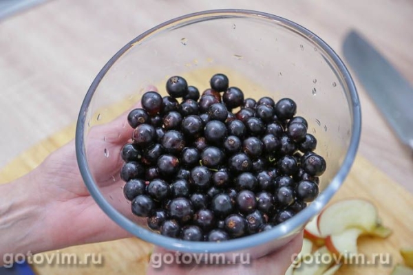 Компот из черной смородины и яблок в мультиварке