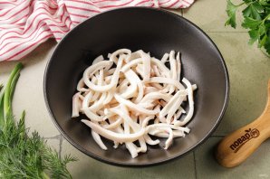 Салат с кальмаром, огурцом и грибами Салат с кальмаром, огурцом и грибами
