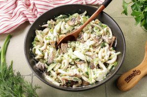Салат с кальмаром, огурцом и грибами Салат с кальмаром, огурцом и грибами