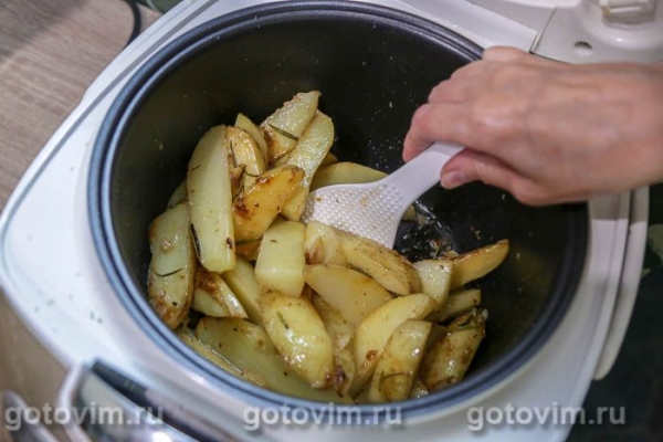 Молодой картофель дольками в мультиварке с чесноком, розмарином и каймаком