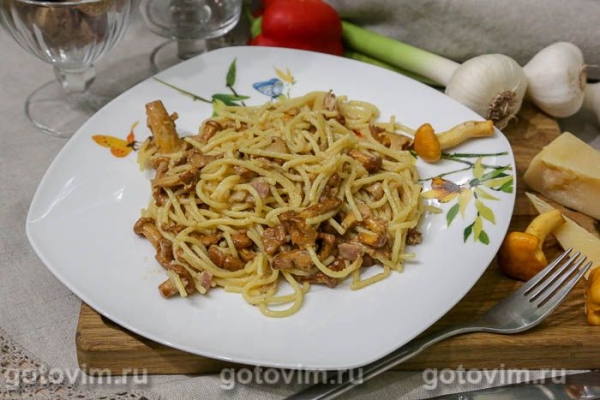 Паста карбонара с беконом и лисичками в мультиварке Паста карбонара с беконом и лисичками в мультиварке