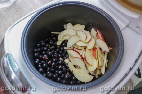 Компот из черной смородины и яблок в мультиварке