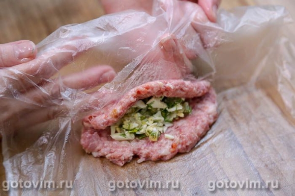 Мясные зразы с яйцом, луком и зеленью в мультиварке