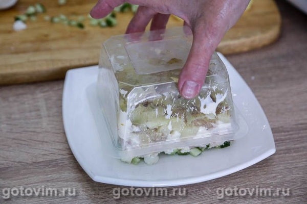 Слоеный салат из копченой скумбрии с картофелем и свежим огурцом Слоеный салат из копченой скумбрии с картофелем и свежим огурцом