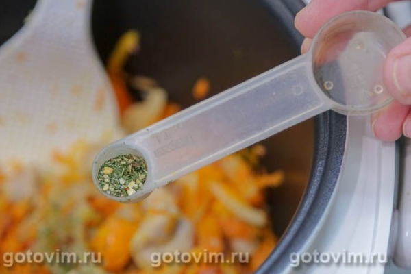 Рис со свинина, капустой и подкопчённым беконом в мультиварке