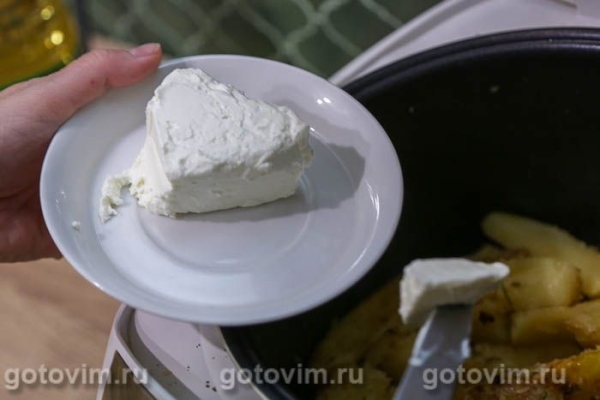 Молодой картофель дольками в мультиварке с чесноком, розмарином и каймаком