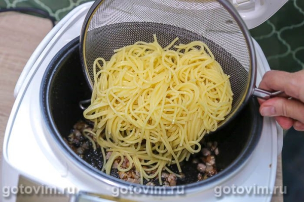 Паста карбонара с беконом и чесноком в мультиварке